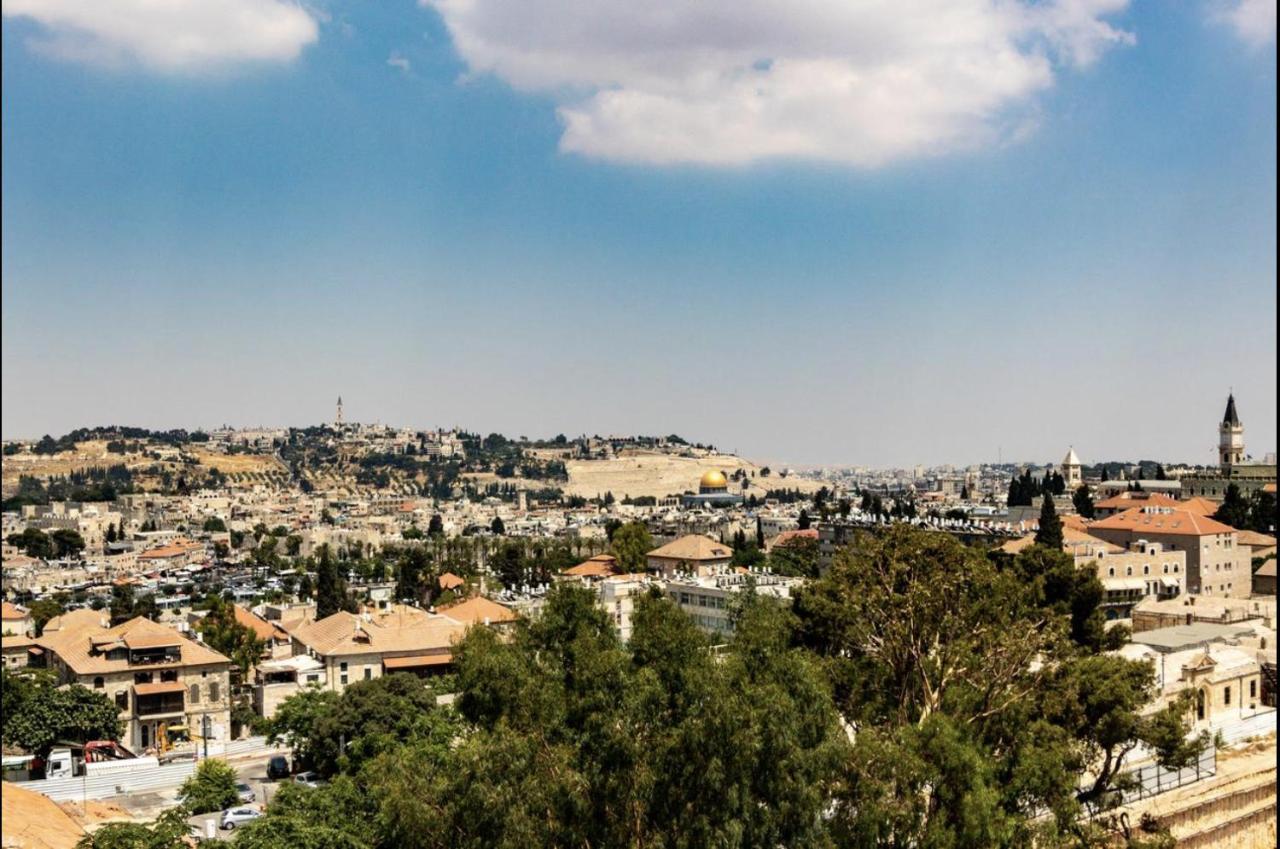 In Front Of The Wall Jerusalem Exterior photo